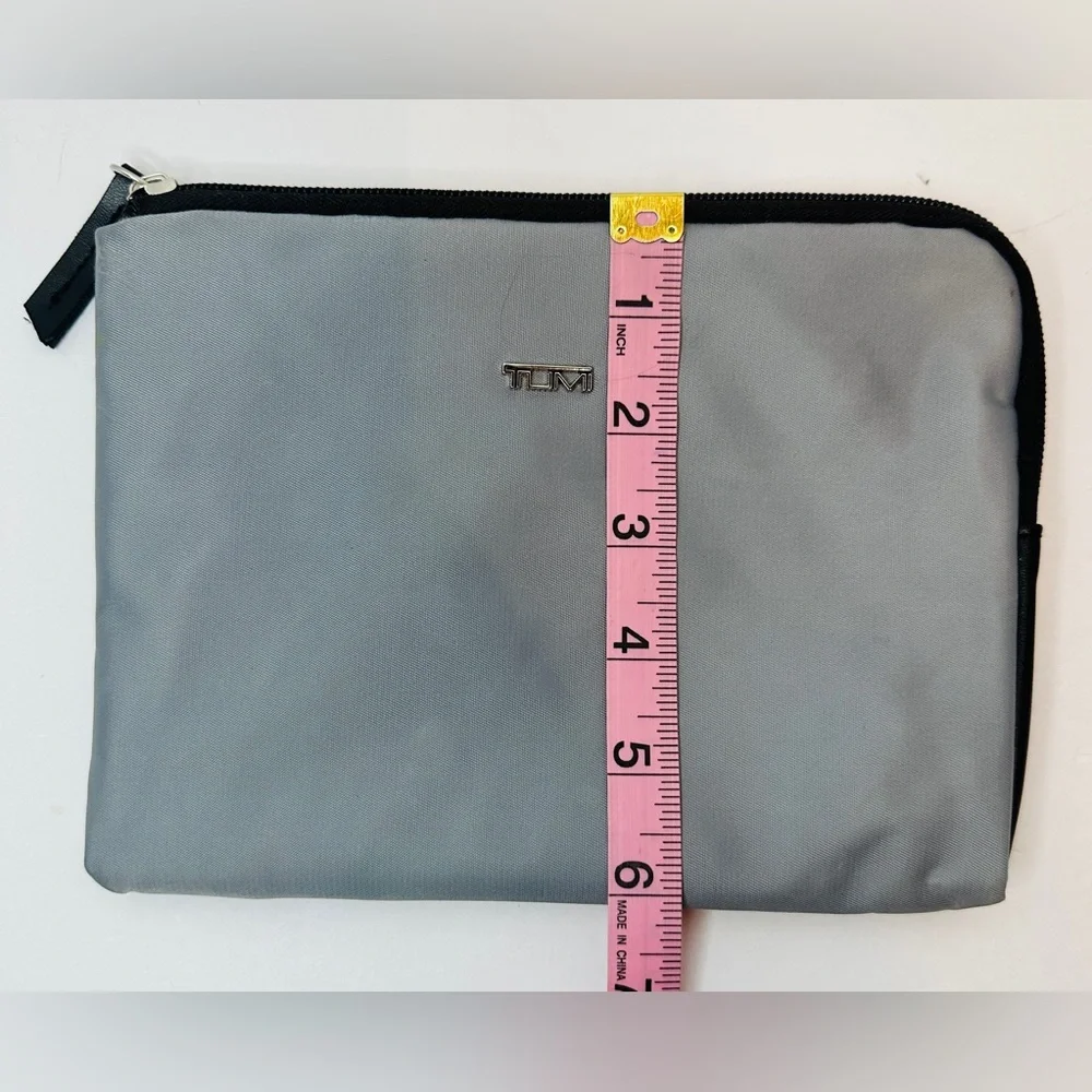TUMI For Delta Airlines Gray Travel Zip Pouch Cosmetic Toiletries Bag Accessory